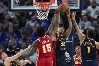 Clint Capela (en rouge) et les Hawks ont été dominés par les Warriors. KEYSTONE/AP/Godofredo A. Vásquez